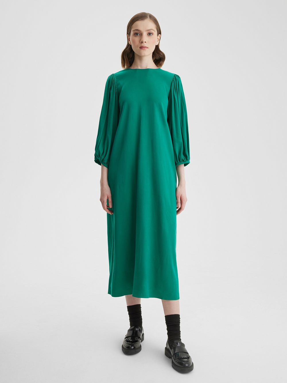 Платье с пышными рукавами изумрудного цвета