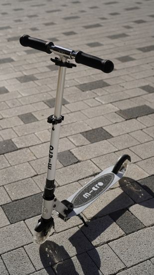 Самокат Micro Sprite Glow (светится в темноте) LED, белый