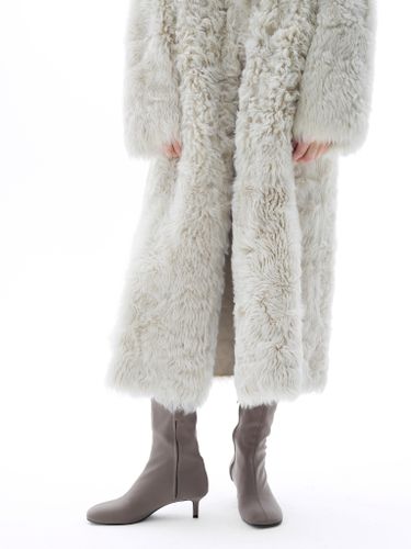 Длинная шуба из овчины в белом цвете