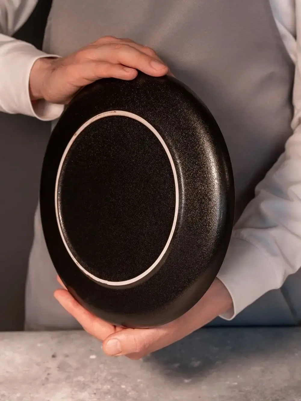 Набор посуды 2 тарелки плоские черные с золотом 25 см