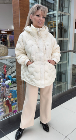 Белый красивый куртка-пуховик