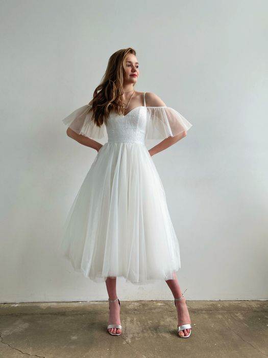 Свадебное корсетное платье с пышной юбкой миди (молочный)