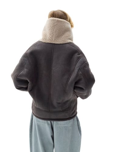 Коричневая дубленка из овчины с объемным воротником