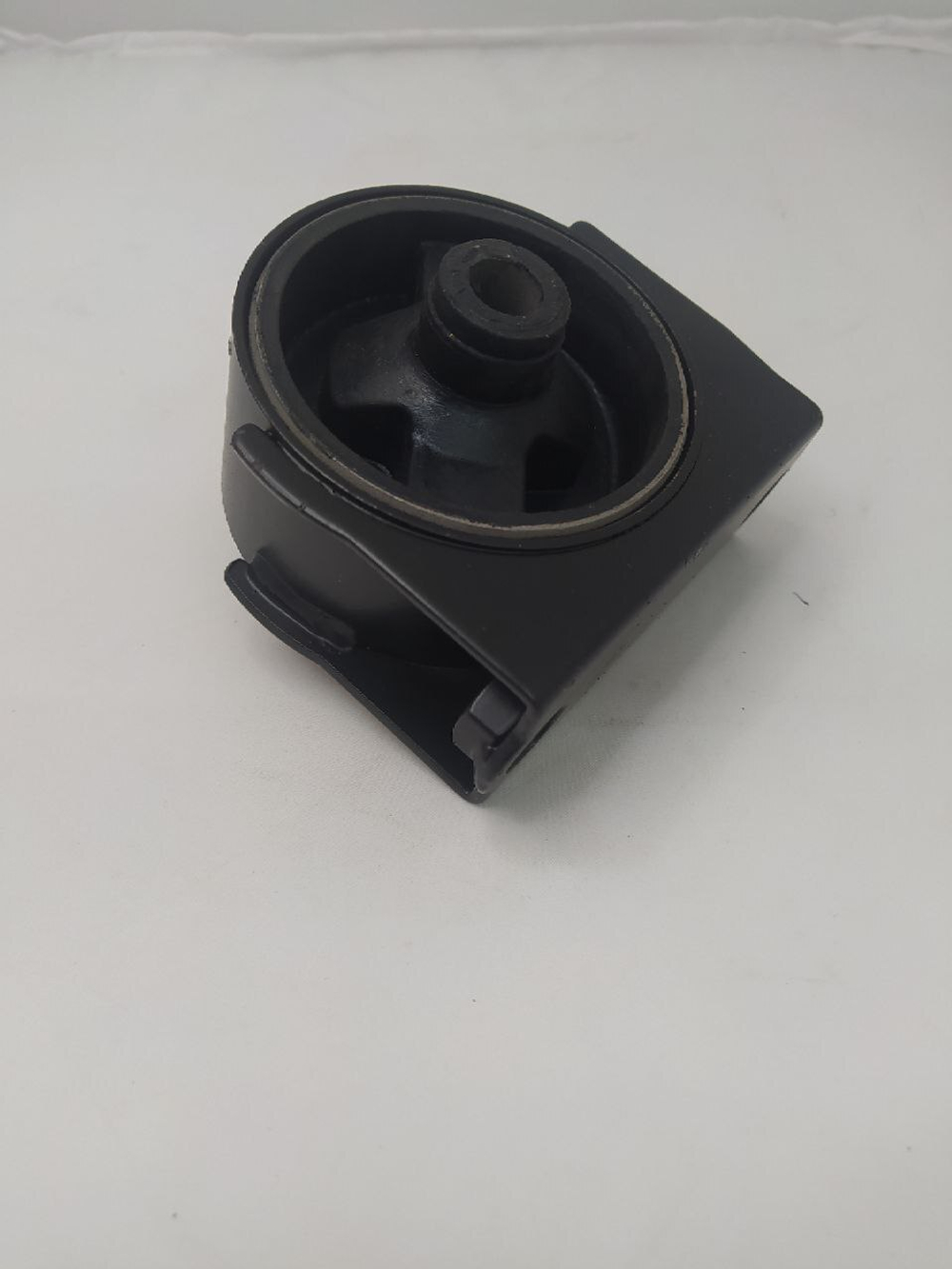 Опора двигателя передняя 1064001145 Geely Emgrand EC7
