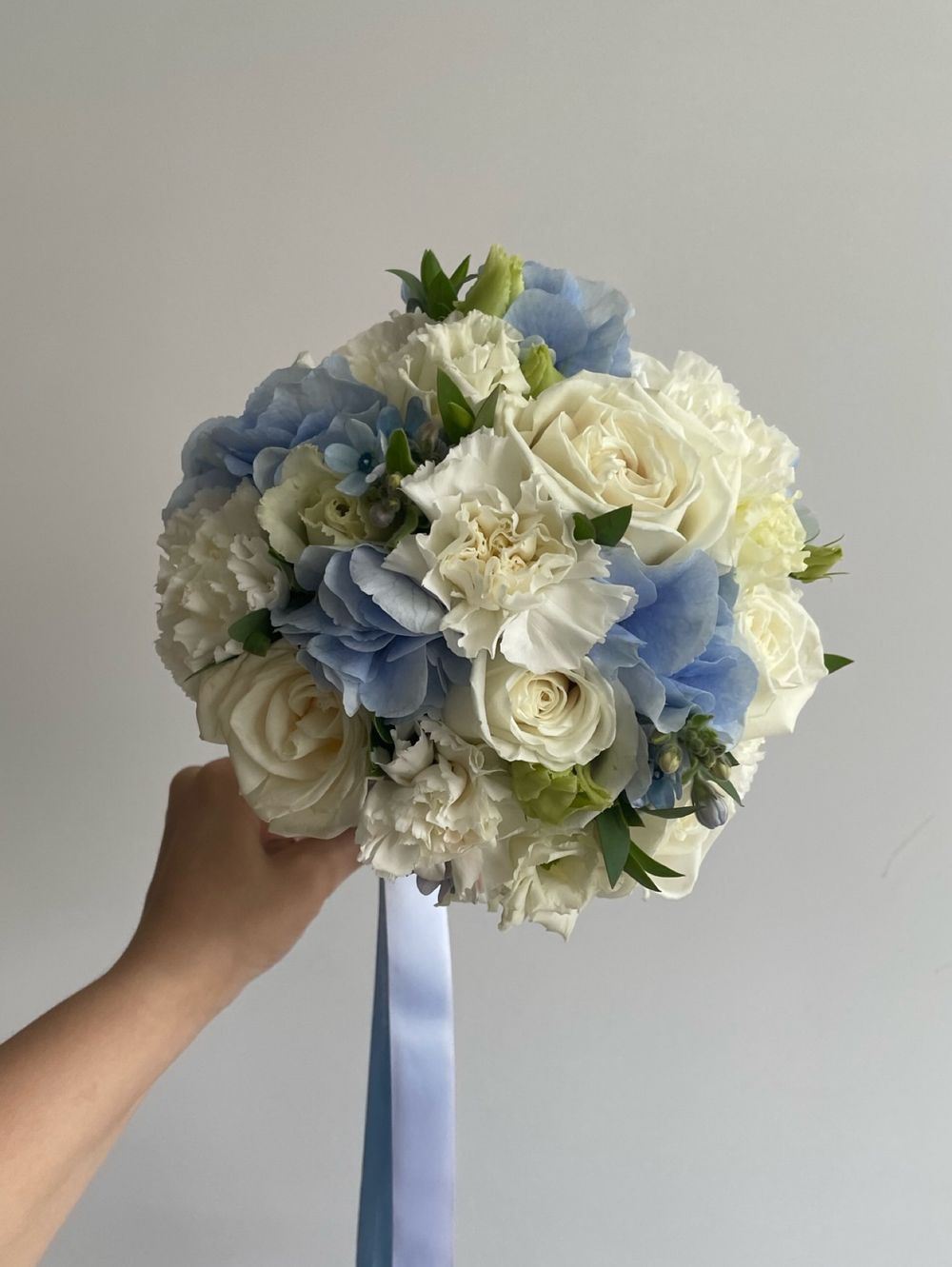 Свадебный букет из лизиантуса, гортензии, одноголовых роз, оксипеталума и эвкалипта