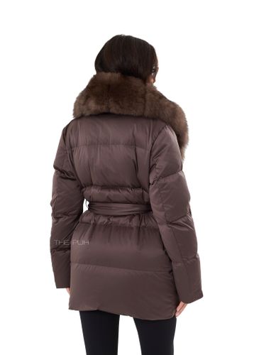 Шоколадный пуховик с поясом и мехом песца