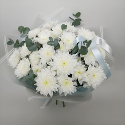 Букет хризантем с эвкалиптом Анна