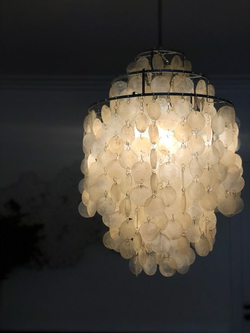 Люстра из ракушек в балтийском стиле