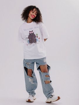 С чем и как носить рваные женские джинсы?