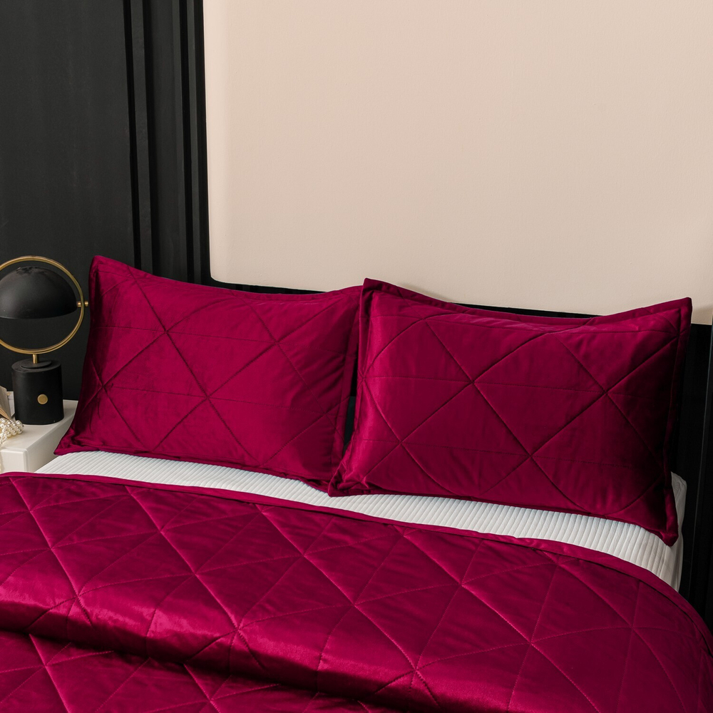 Велюровое покрывало в клетку с наволочками OVL035