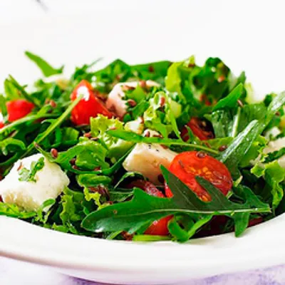 Салат с рукколой, кедровыми орешками и креветками