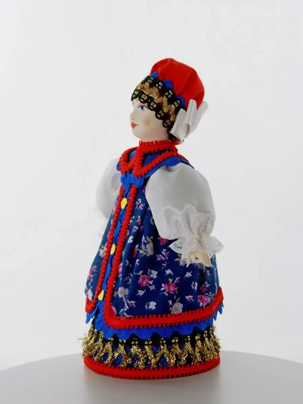 Кукла фарфоровая