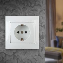 Розетка Intro Plano 1Э-206-01 с заземлением 2P+E Schuko со шторками, 16А-250В, СУ, без лапок, белый