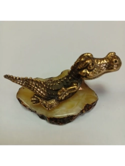 Бронзовая статуэтка на янтаре