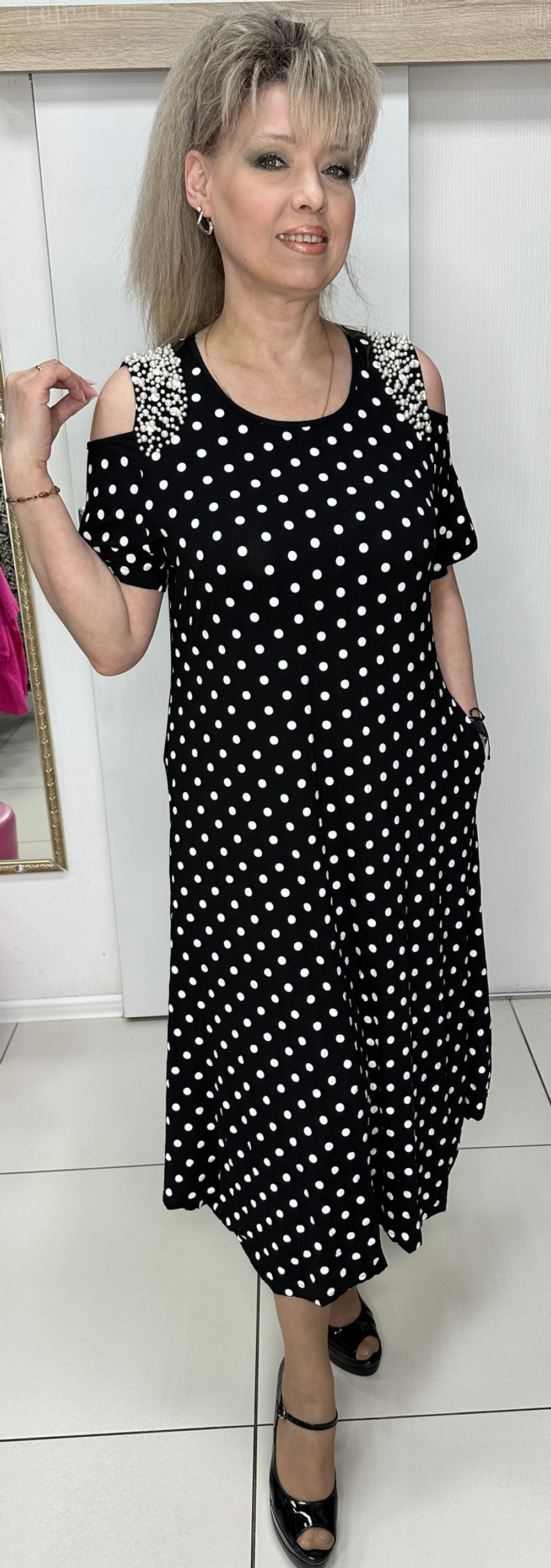 Трикотажное платье в горошек с вынутыми плечиками