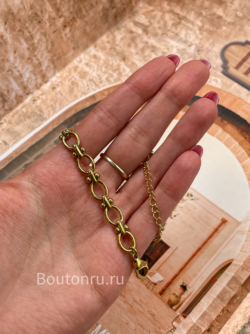Золотистый браслет с крупными звеньями