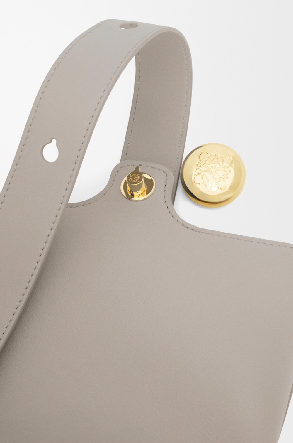 Loewe Мини-сумка-ведро Pebble из гладкой телячьей кожи, жемчужно-серый