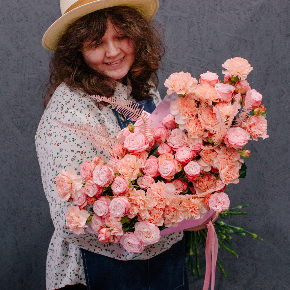 75. Уютный букет в персиково-розовой гамме с кустовыми розами