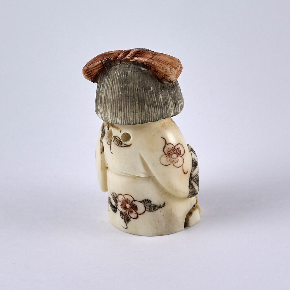 Нэцкэ Гейша с табличкой "Счастье" и пером