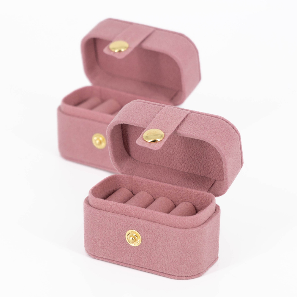 Бордовый футляр‑шкатулка мини для витрин ювелирного магазина.