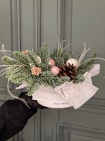 Композиция из нобилиса, ёлочных игрушек с сухоцветами