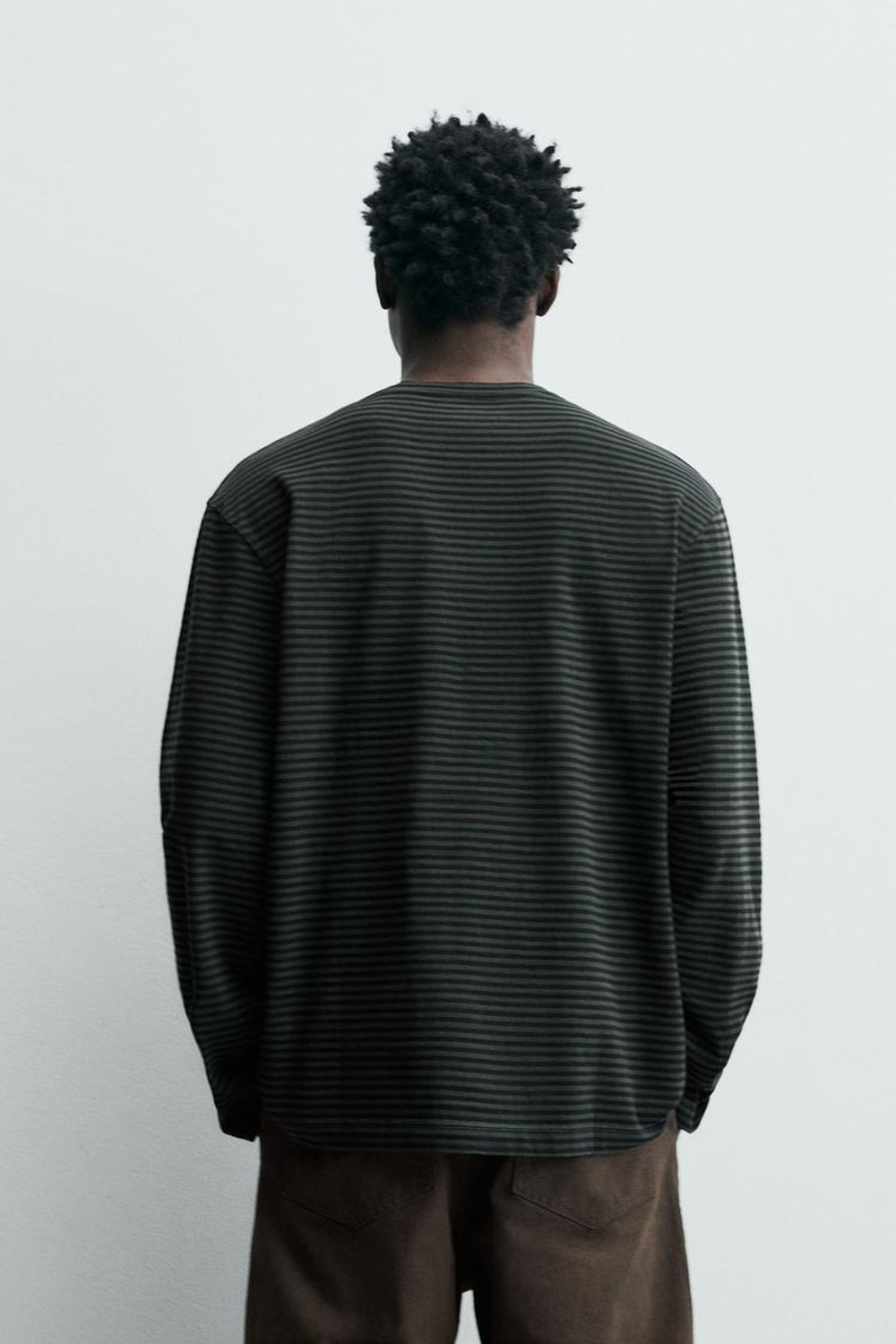 ZARA ХЛОПКОВАЯ ФУТБОЛКА В ПОЛОСКУ С ЭФФЕКТОМ ПОТЕРТОСТИ, СЕРЫЙ