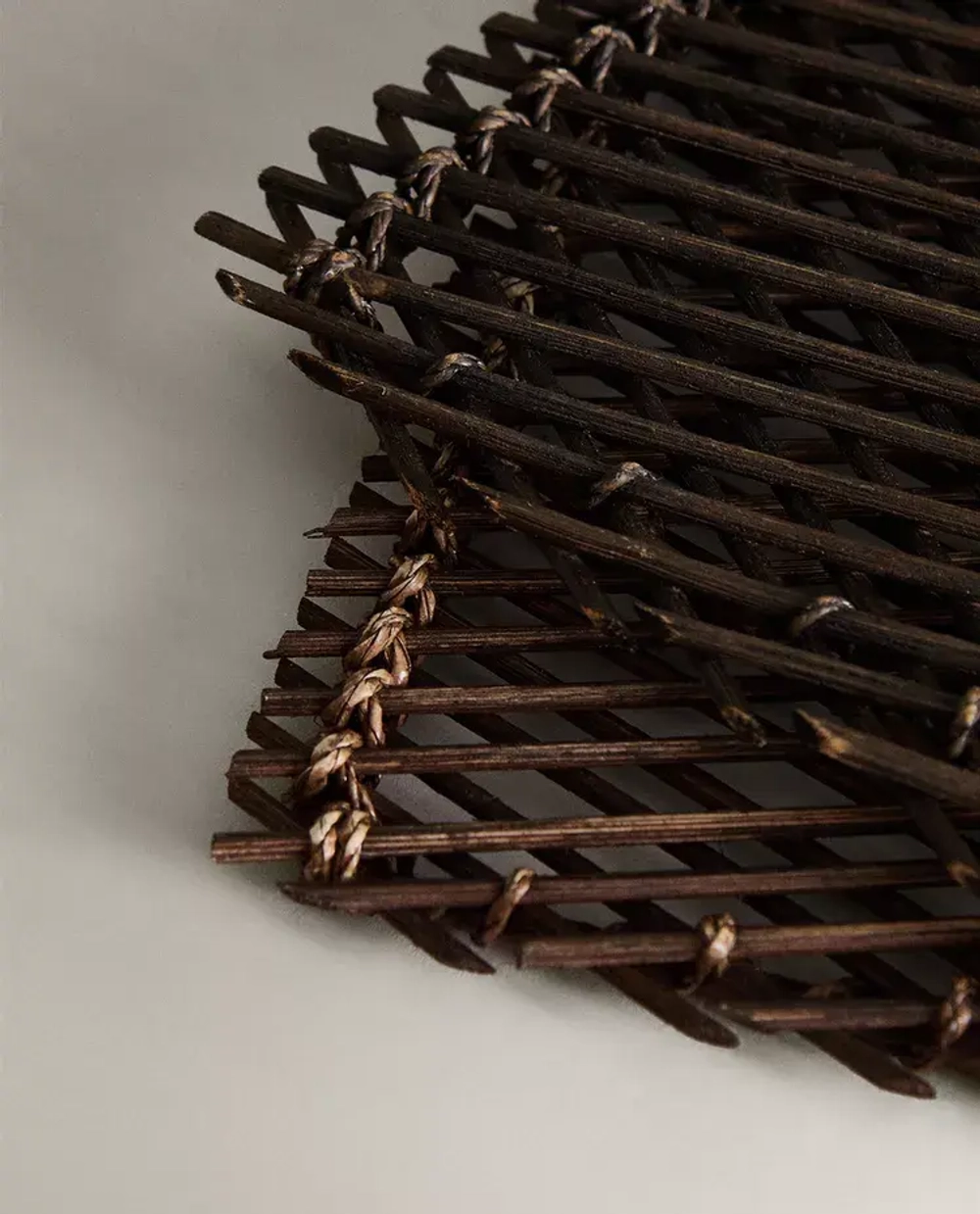 ZARA HOME ПОДСТАВКА ИЗ МЕТАЛЛА И РОТАНГОВОГО ВОЛОКНА, КОРИЧНЕВЫЙ