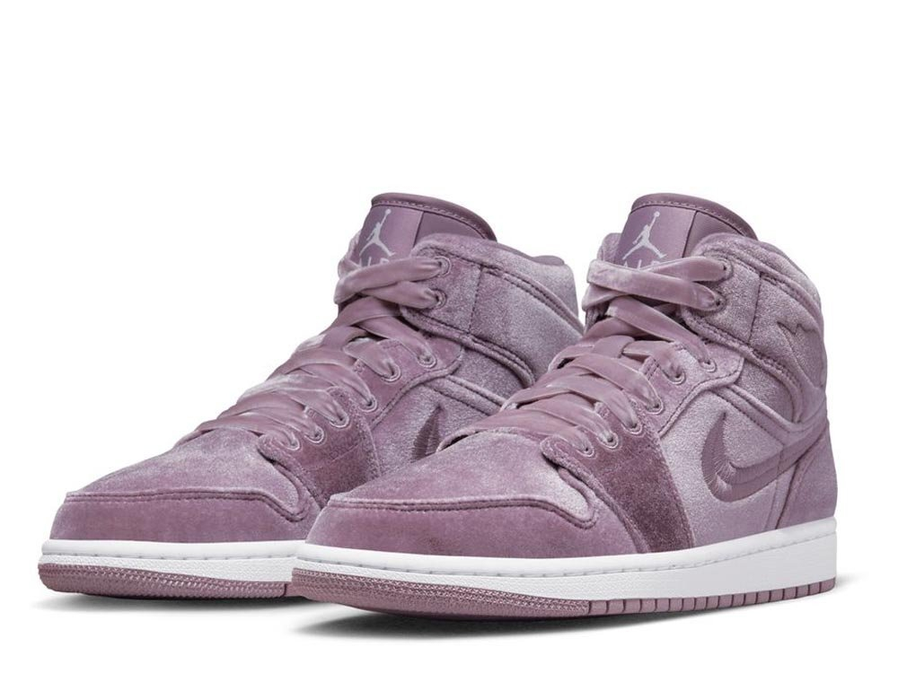 Баскетбольные кроссовки Women's Air Jordan 1 Mid SE "Purple Velvet"
