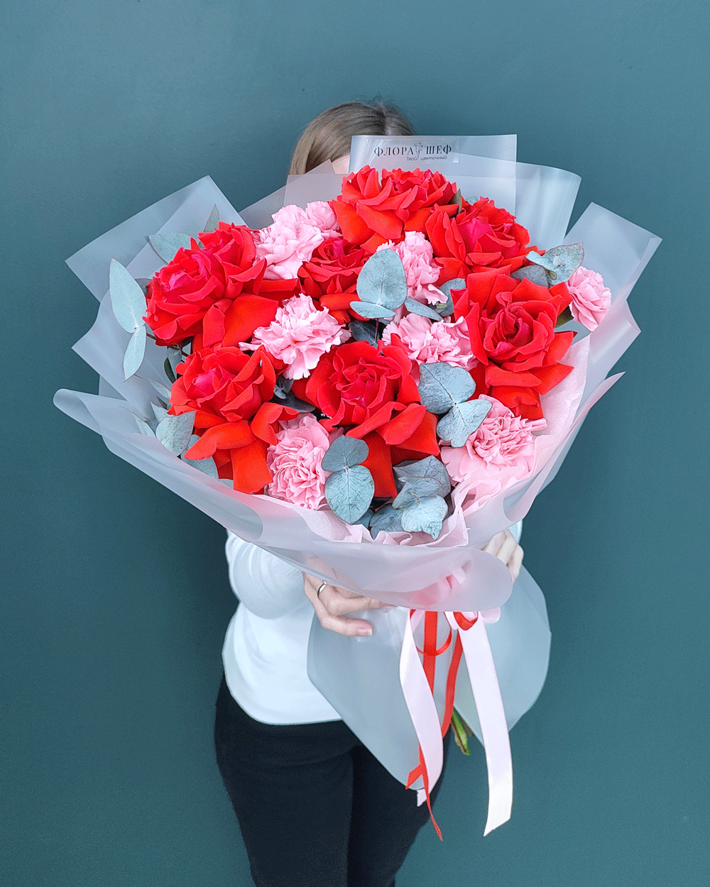 Яркий букет из Французской розы и диантусов(00436)