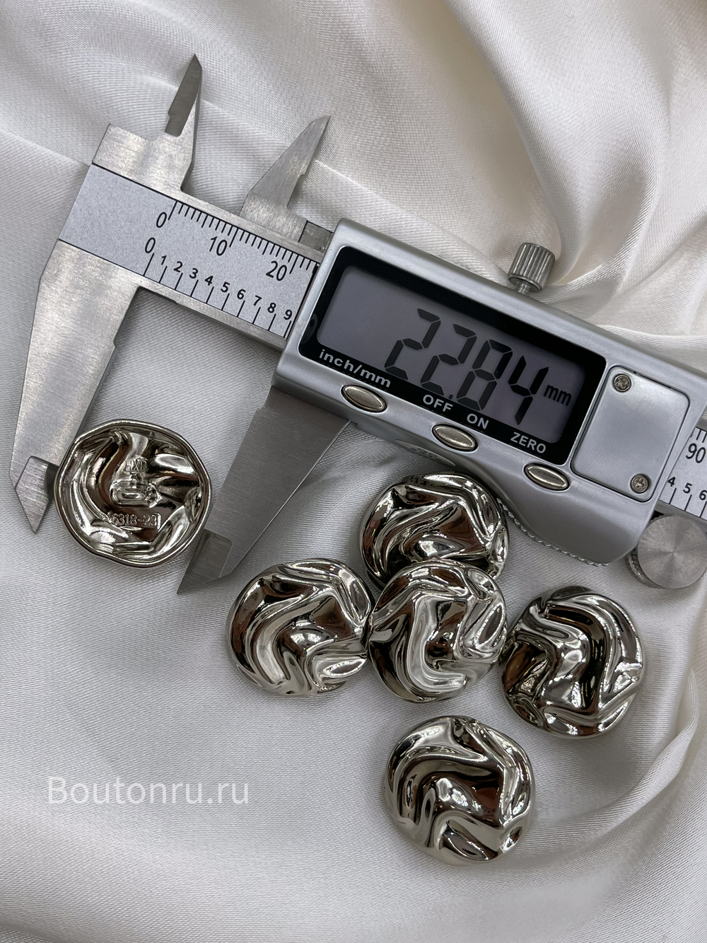 Пуговицы серебристые с жатым эффектом