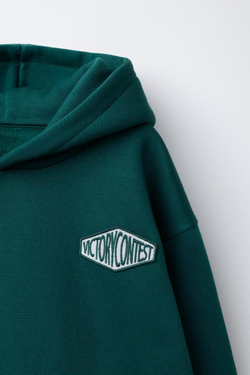 ZARA КОМПЛЕКТ ИЗ ТОЛСТОВКИ И БРЮК-ДЖОГГЕРОВ С НАШИВКОЙ, ЗЕЛЕНЫЙ