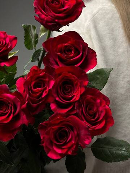 Букет из 15 красно-розовых роз под ленту