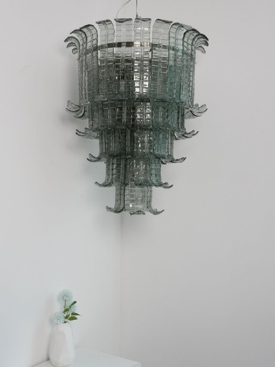 Роскошная винтажная люстра в стиле Мурано из изогнутого стекла с оригинальным рельефным узором.