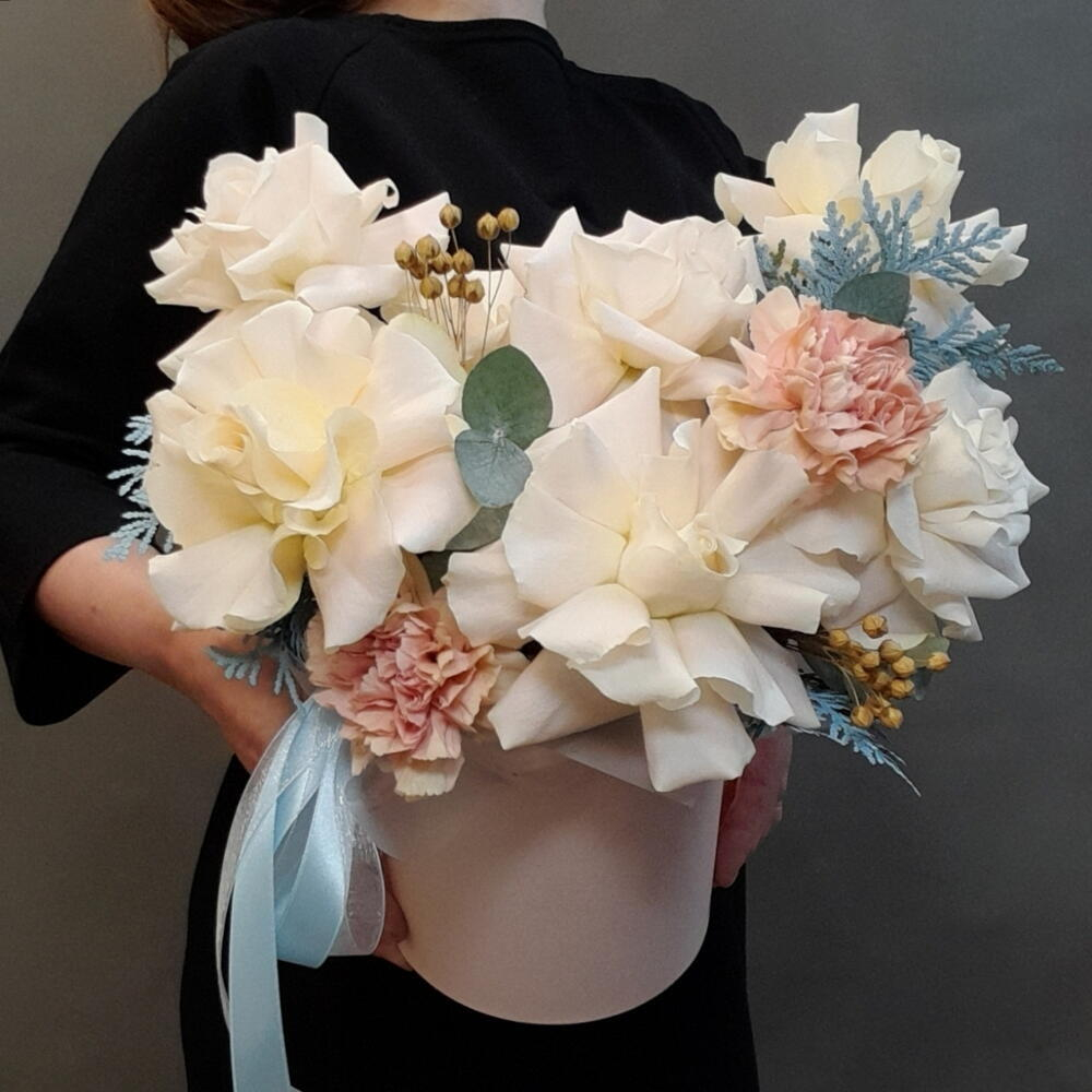 Авторская композиция из французских роз с голубой туей в шляпной коробке