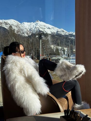 Белая объемная шуба из меха ламы