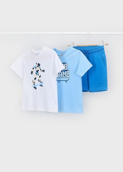 две футболки с шортами