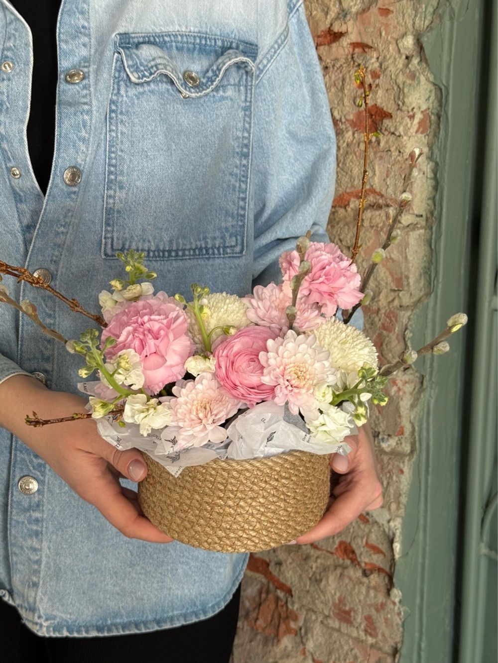 Композиция в плетеной корзине-размер S