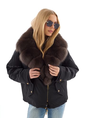 Короткая пуховая парка черного цвета