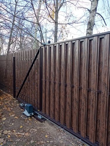 Штакетник_металлический_шахматка_под_дерево_Цена_от_2500_руб.jpg