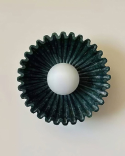 Керамические бра круглой формы в насыщенном тёмно-изумрудном и тёплом жёлтом цветах.