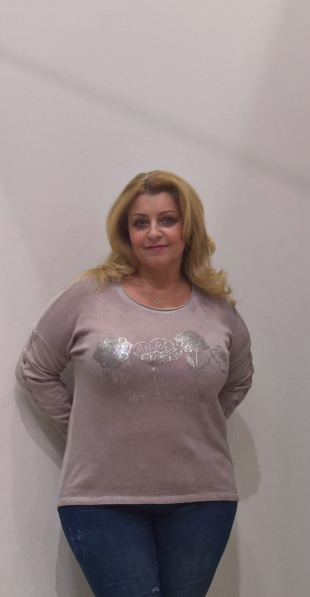 Пудро-розовый жемперок с серебристым узором