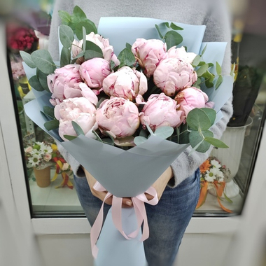 11 пионов сорта "Сара Бернар" с веточками эвкалипта