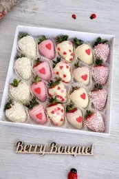 Клубника в шоколаде с сердцами