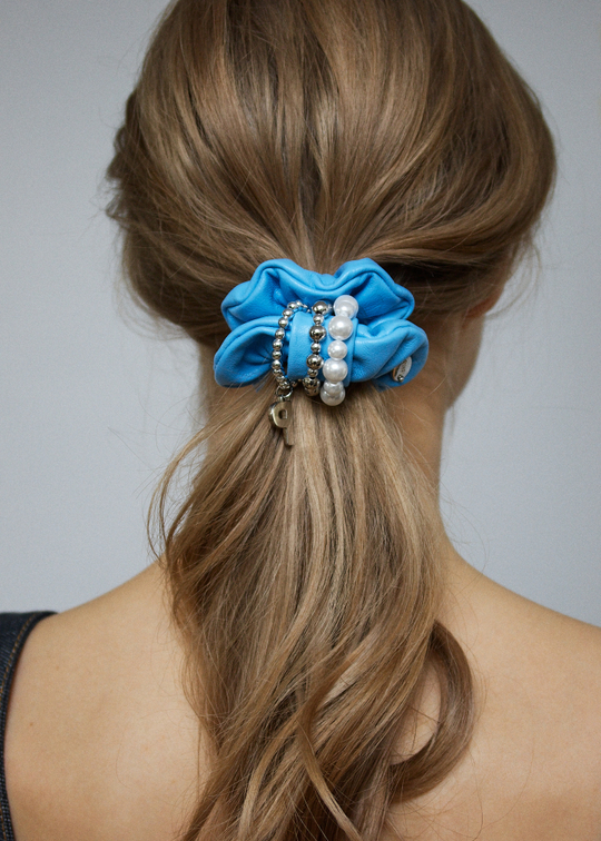 Кожаная резинка голубого цвета