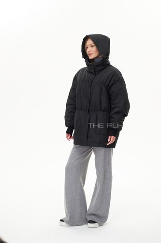 Черный пуховик с воротом-стойкой и скрытым капюшоном