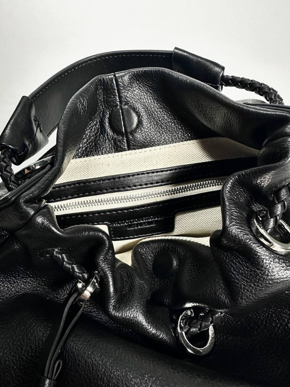 Женская сумка-кисет черного цвета