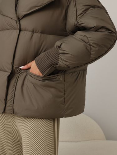 Укороченный пуховик цвета капучино с серым объемным капюшоном