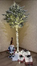 Заснеженная елка на ножке «Торшер» с гирляндой встроенной (Литая хвоя) 210 см / 2,1 м