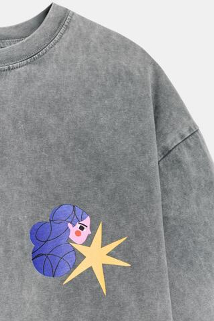 ZARA ФУТБОЛКА С ЭФФЕКТОМ ПОТЕРТОСТИ И ПРИНТОМ AGUSTINA SHUAN, СЕРЫЙ