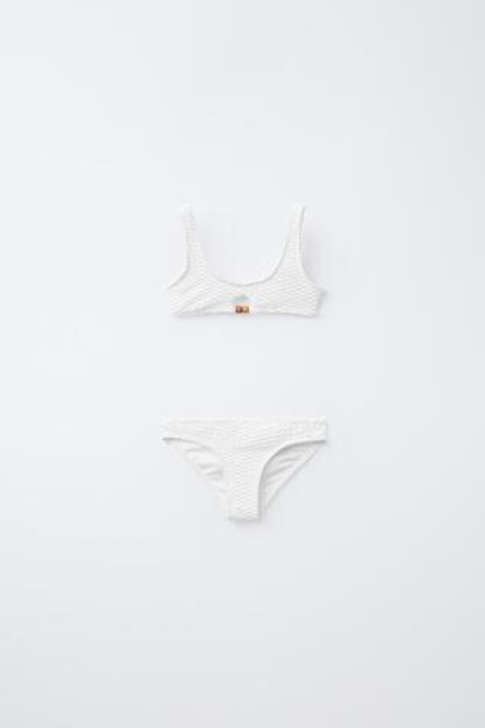 ZARA КОМПЛЕКТ БИКИНИ ИЗ РЕЛЬЕФНОЙ ТКАНИ С БУСИНАМИ, БЕЛЫЙ